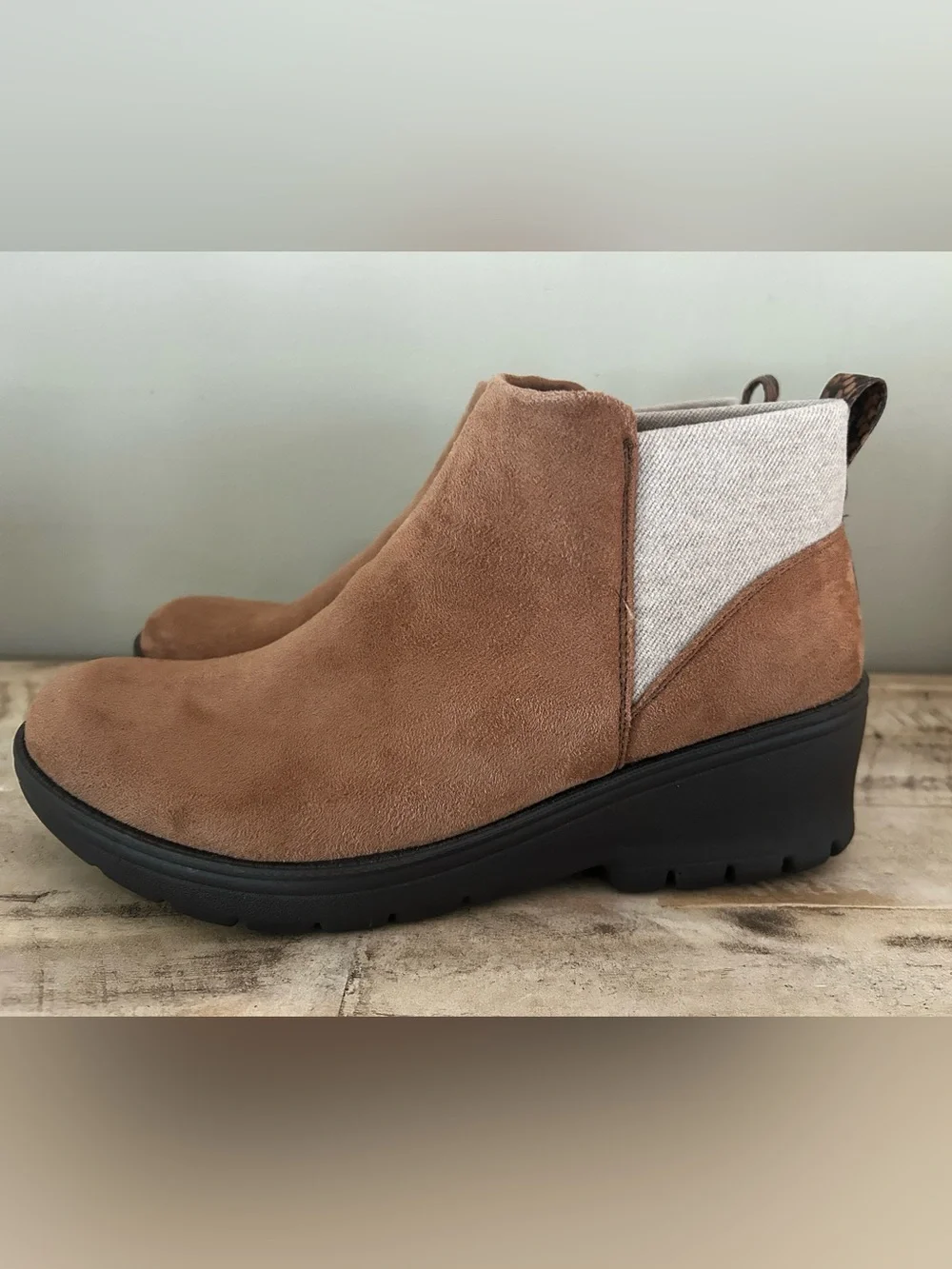 BZees Boston Women's Comfort Ankle Boots – Brown Faux Suede Wedge Booties, sz 8